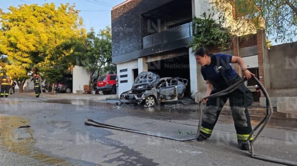 Incendian, vandalizan y tirotean inmueble en el sector Santa Fe de Culiacán