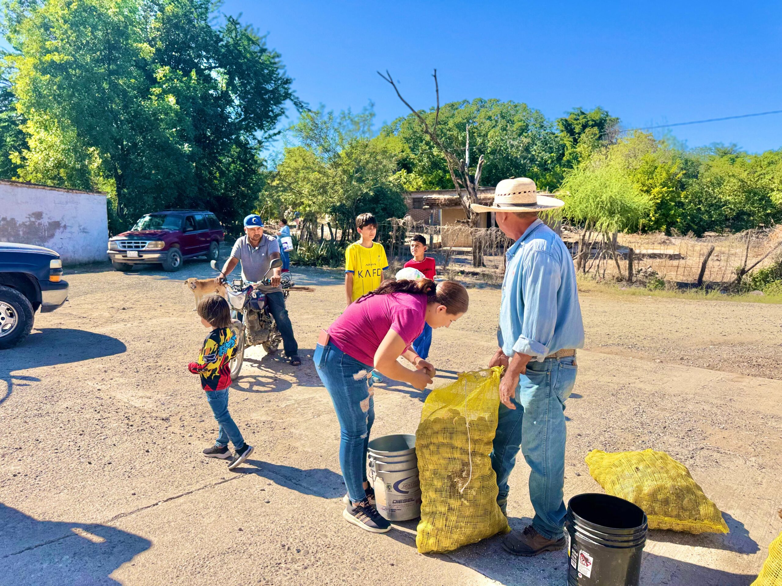 Llega entrega solidaria a Hornillos El Fuerte, a san pedro y comunidades vecinas en el norte de Sinaloa