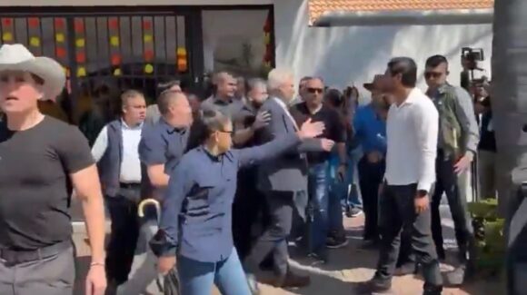 (VIDEO) Así corrieron al gobernador Bedolla del funeral del alcalde de Uruapan, Carlos Manzo, asesinado en Festival de las Velas