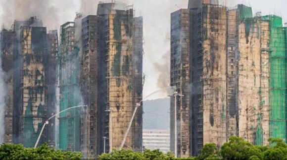 Detienen a directivos de constructora por incendio en Hong Kong; suman 83 muertos