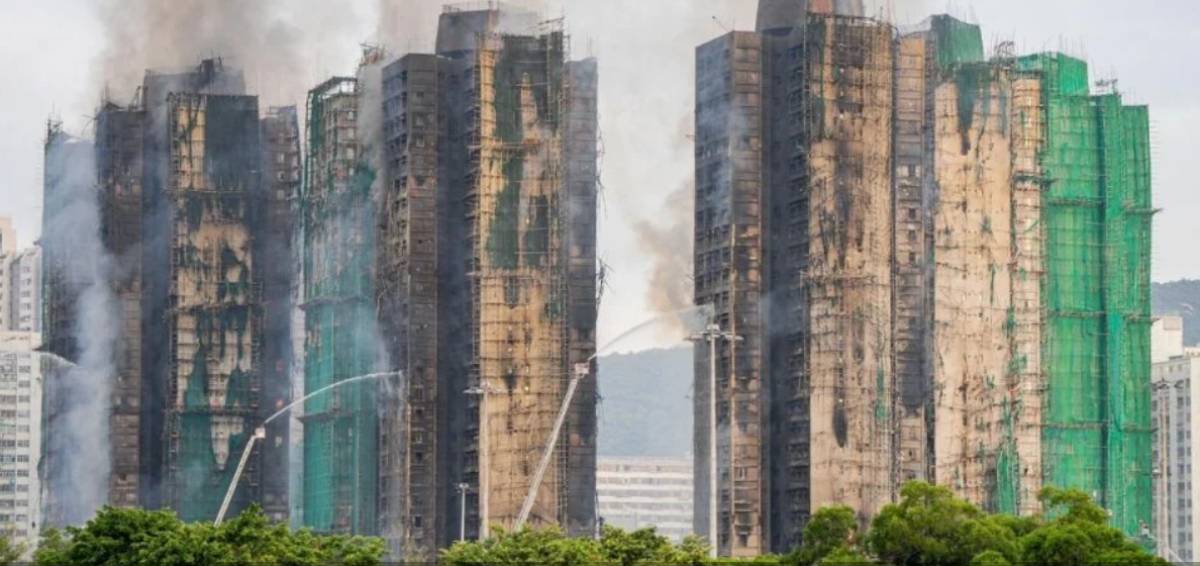 Detienen a directivos de constructora por incendio en Hong Kong; suman 83 muertos