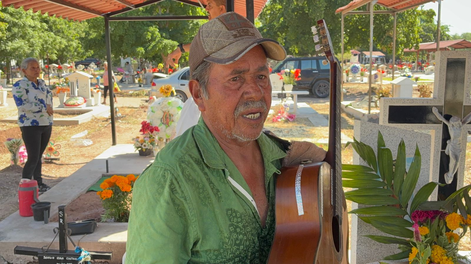 Don Aurelio El Quito, el trovador del camposanto que canta con el alma a los difuntos