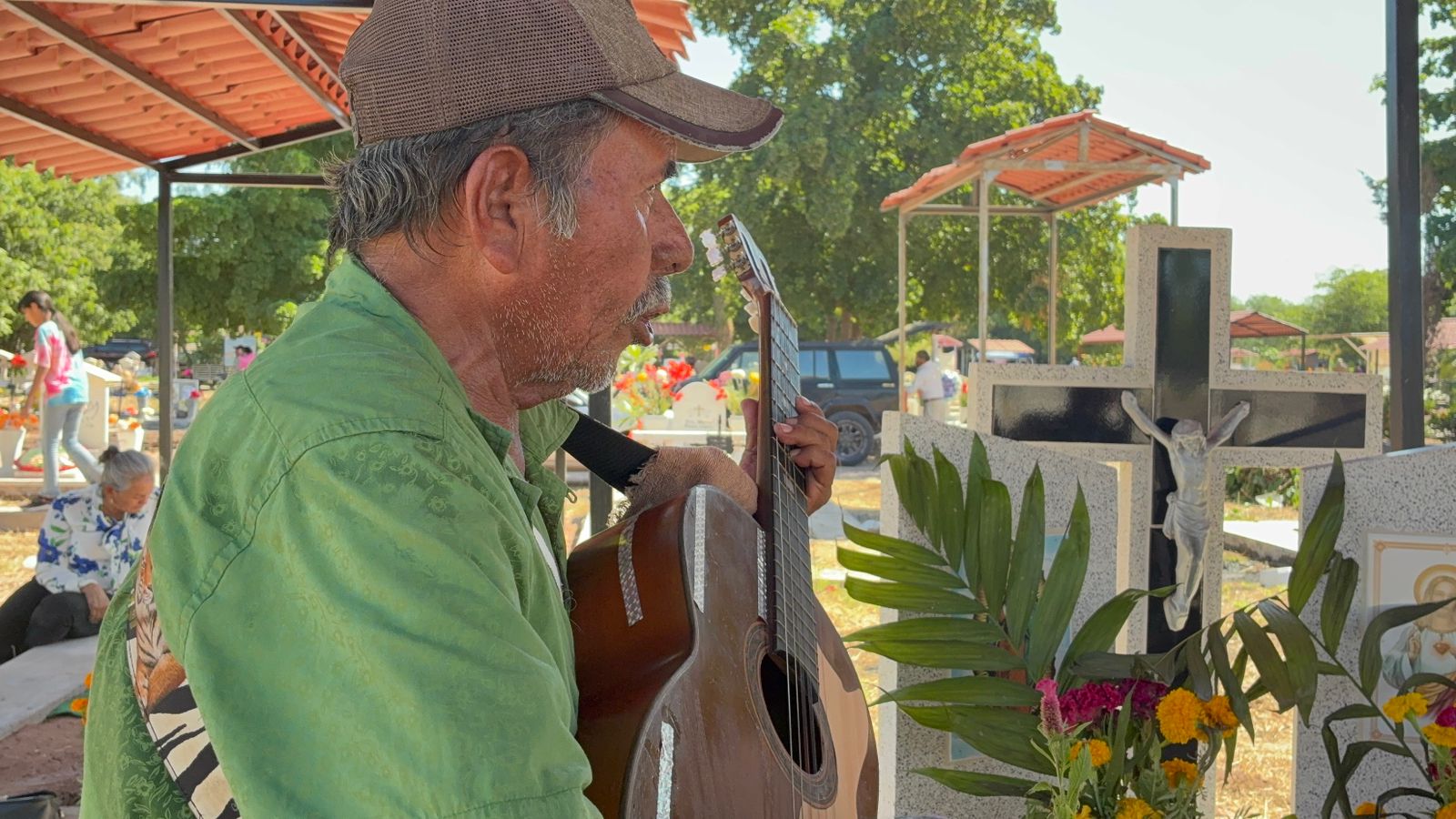 Don Aurelio El Quito, el trovador del camposanto que canta con el alma a los difuntos