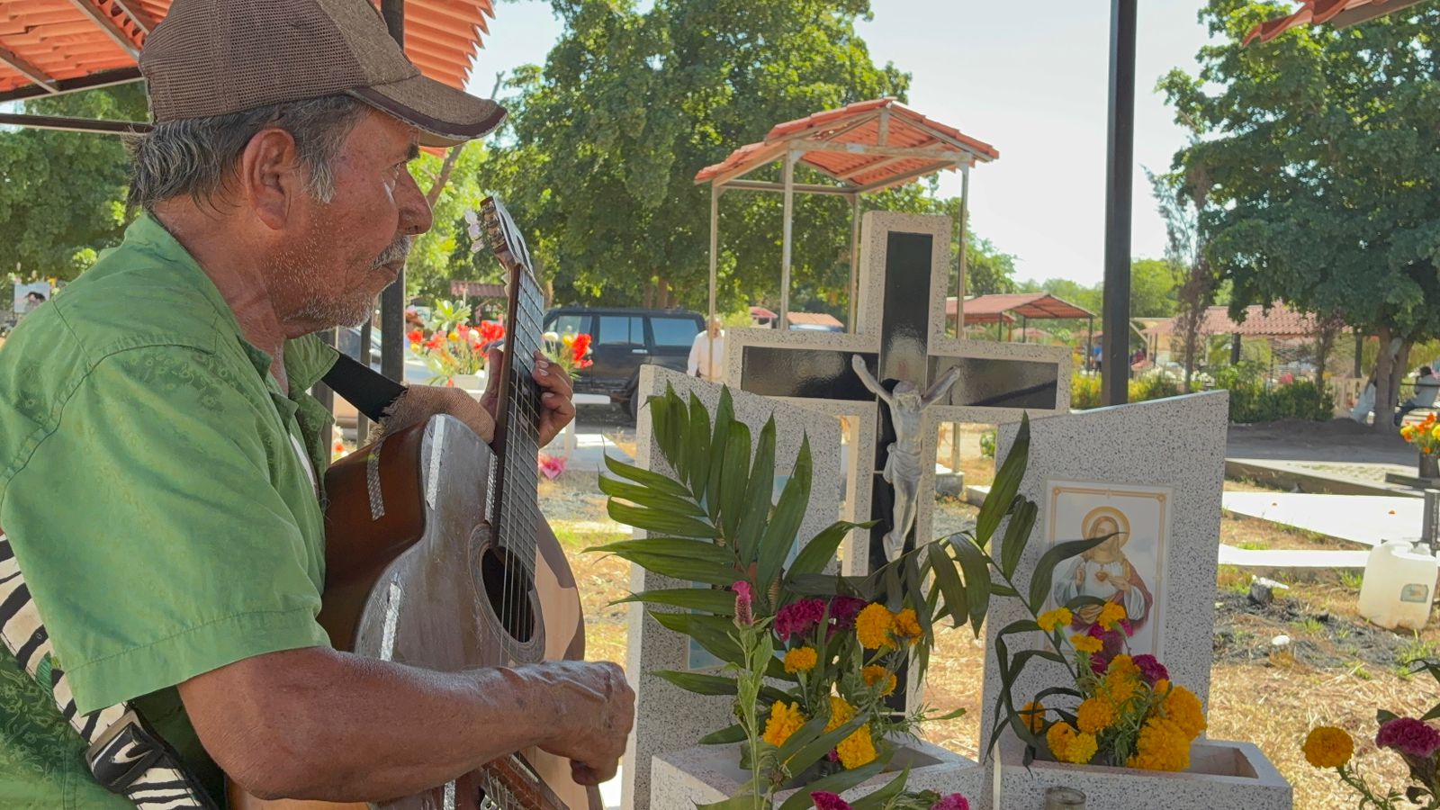 Don Aurelio El Quito, el trovador del camposanto que canta con el alma a los difuntos