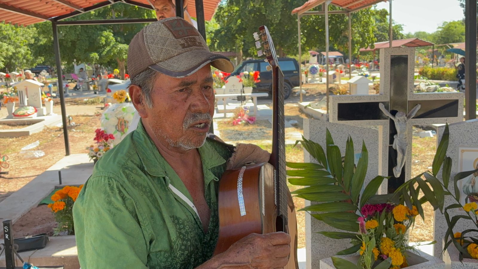 Don Aurelio El Quito, el trovador del camposanto que canta con el alma a los difuntos