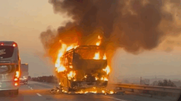 Terrible incendio de autobús turista sobre la autopista Arco-Norte causa impacto en Puebla