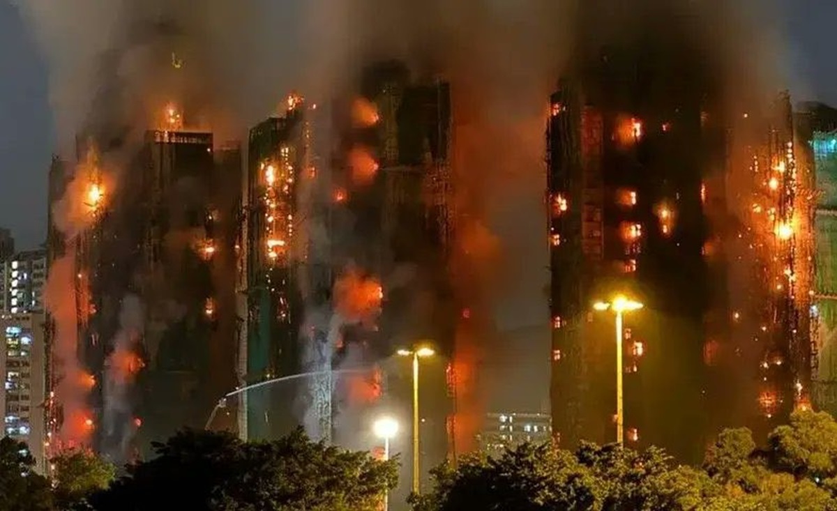Un incendio en Tai Po, Hong Kong, arrasó siete edificios