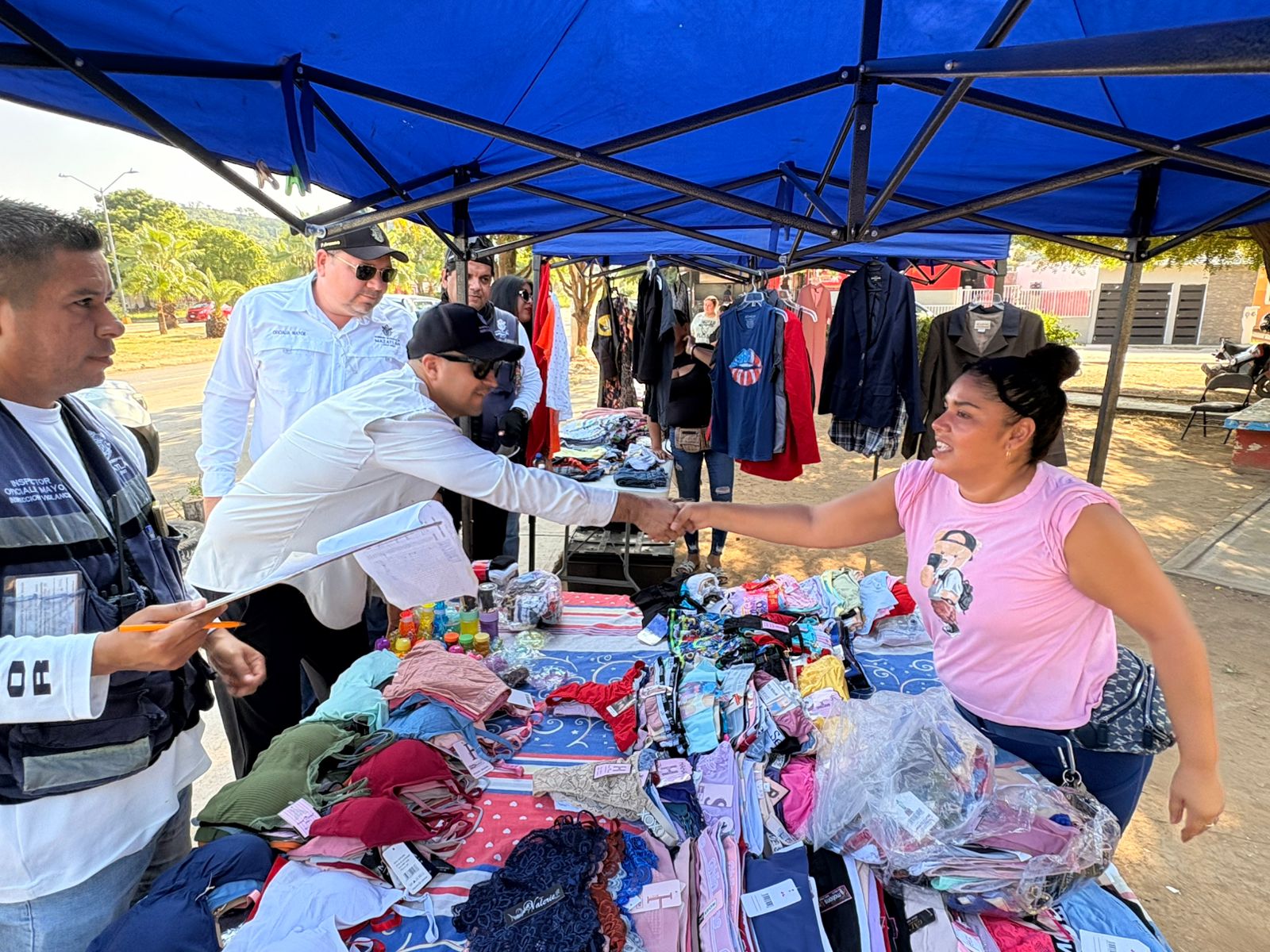 Inicia censo en el tianguis del fraccionamiento Santa Teresa en Mazatlán para dar certeza jurídica a comerciantes
