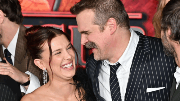 ¡Desmienten los rumores! Millie Bobby Brown y David Harbour llegan juntos a premier
