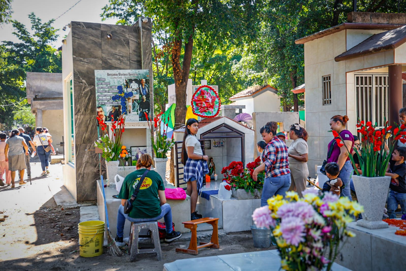 Panteones de Culiacán reciben miles de visitantes este Día de Muertos