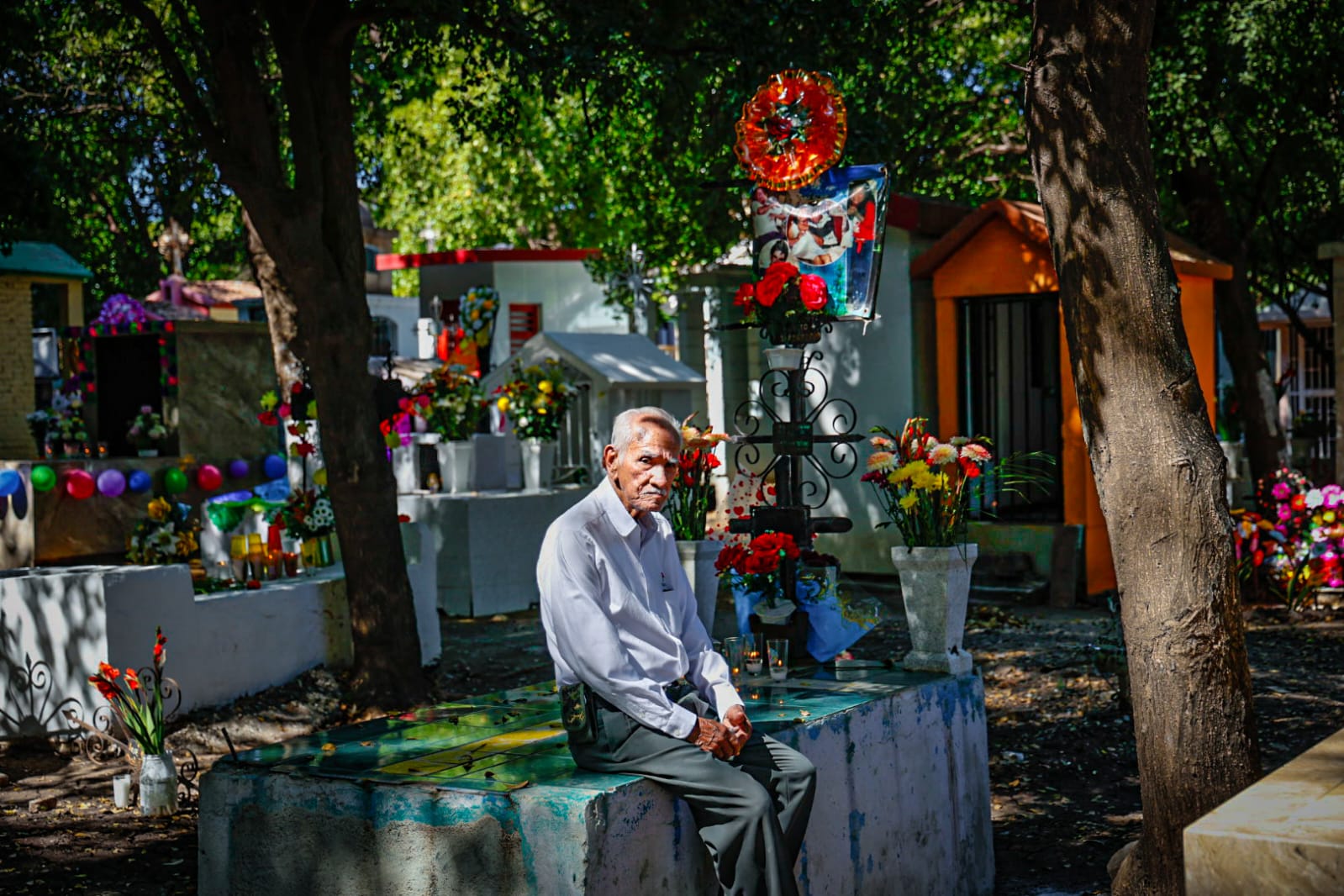 Panteones de Culiacán reciben miles de visitantes este Día de Muertos