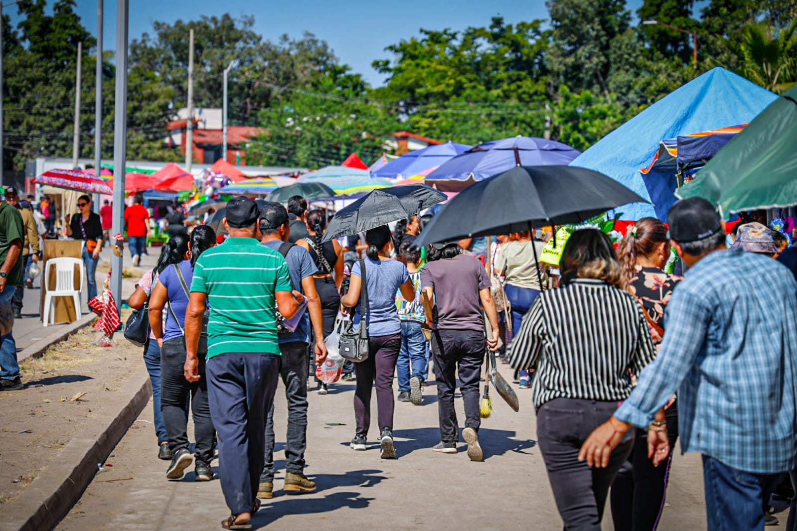 Panteones de Culiacán reciben miles de visitantes este Día de Muertos