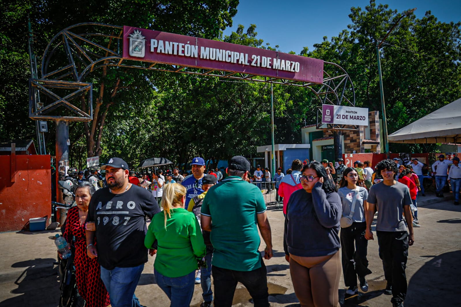 Panteones de Culiacán reciben miles de visitantes este Día de Muertos