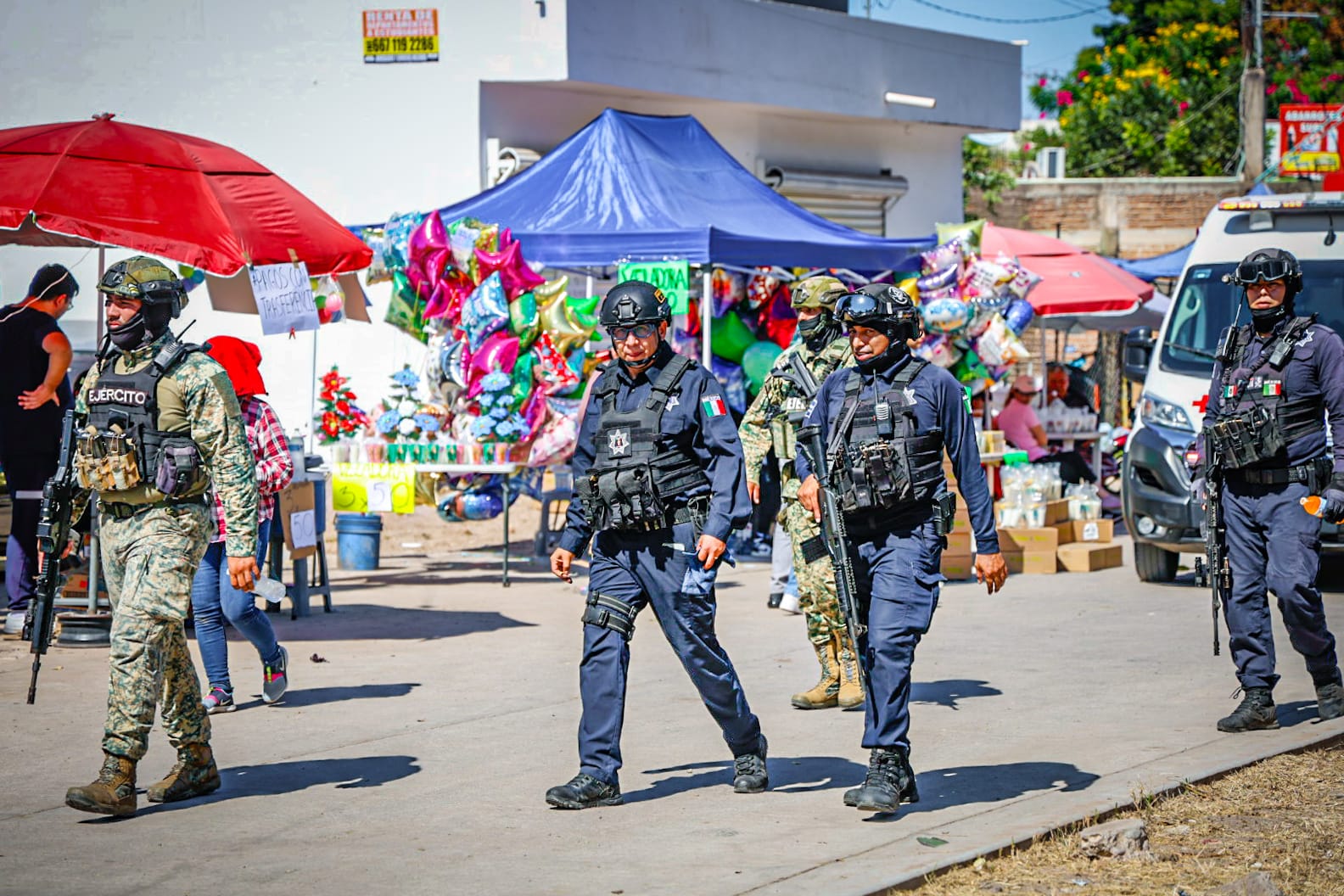 Panteones de Culiacán reciben miles de visitantes este Día de Muertos