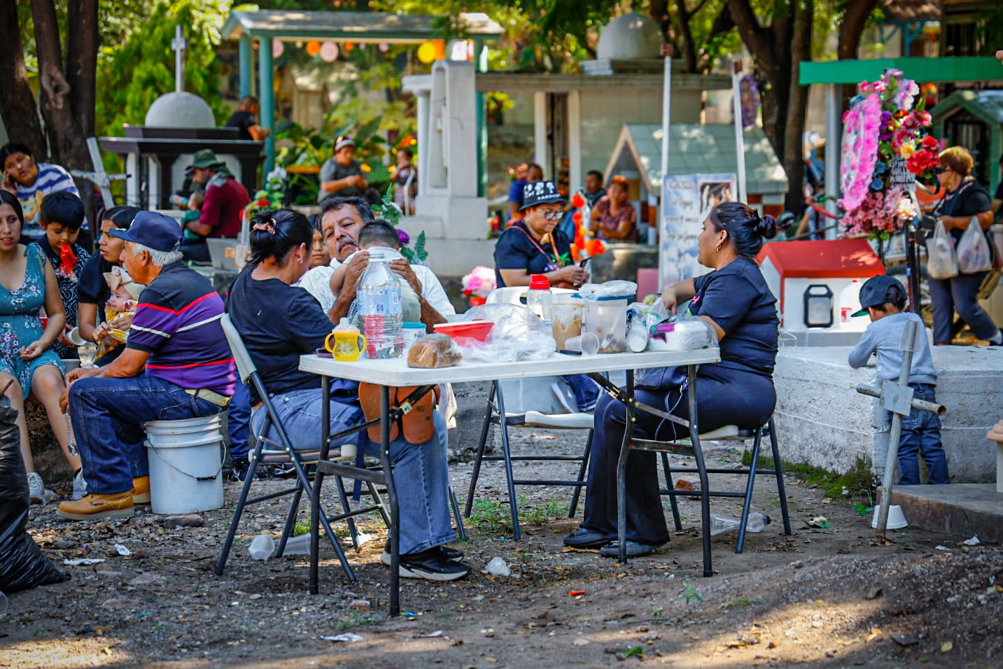 Panteones de Culiacán reciben miles de visitantes este Día de Muertos