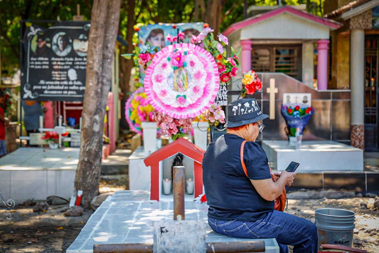 Panteones de Culiacán reciben miles de visitantes este Día de Muertos