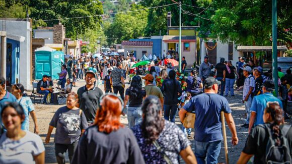 Panteones de Culiacán reciben miles de visitantes este Día de Muertos para conmemorar a sus seres queridos