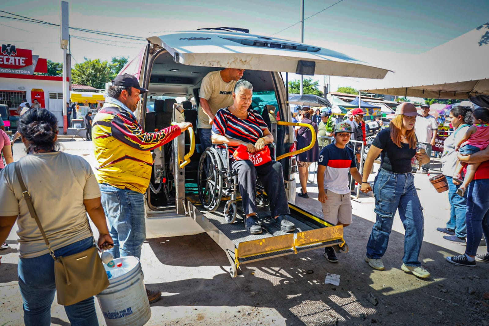 Panteones de Culiacán reciben miles de visitantes este Día de Muertos
