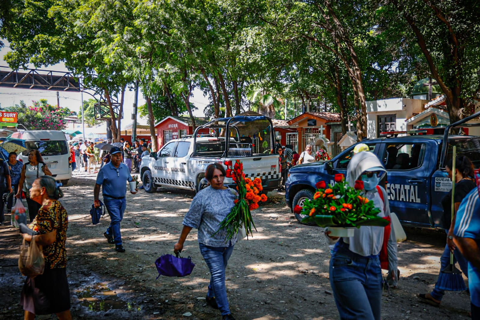 Panteones de Culiacán reciben miles de visitantes este Día de Muertos