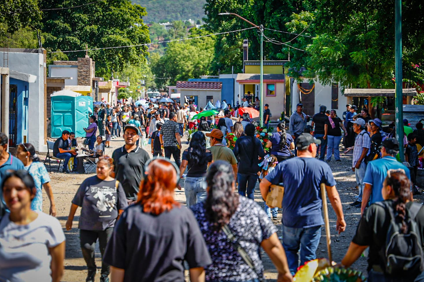 Panteones de Culiacán reciben miles de visitantes este Día de Muertos