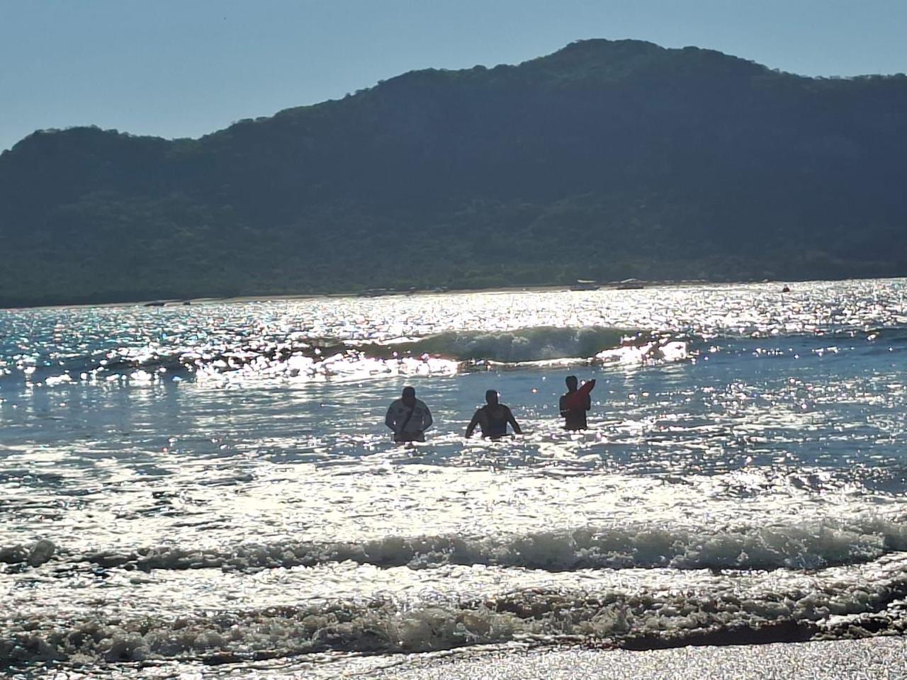 Salvavidas rescatan a personas en Mazatlán