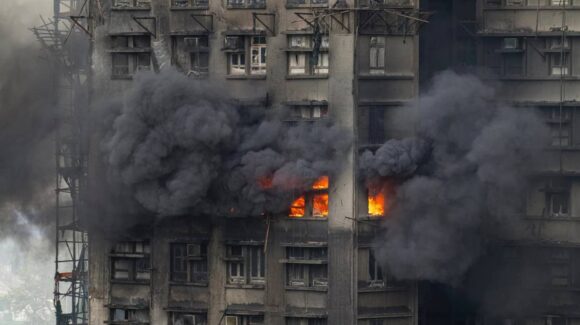 Se eleva a 128 la cifra de muertos por incendio en Hong Kong; hay 8 detenidos y 200 desaparecidos