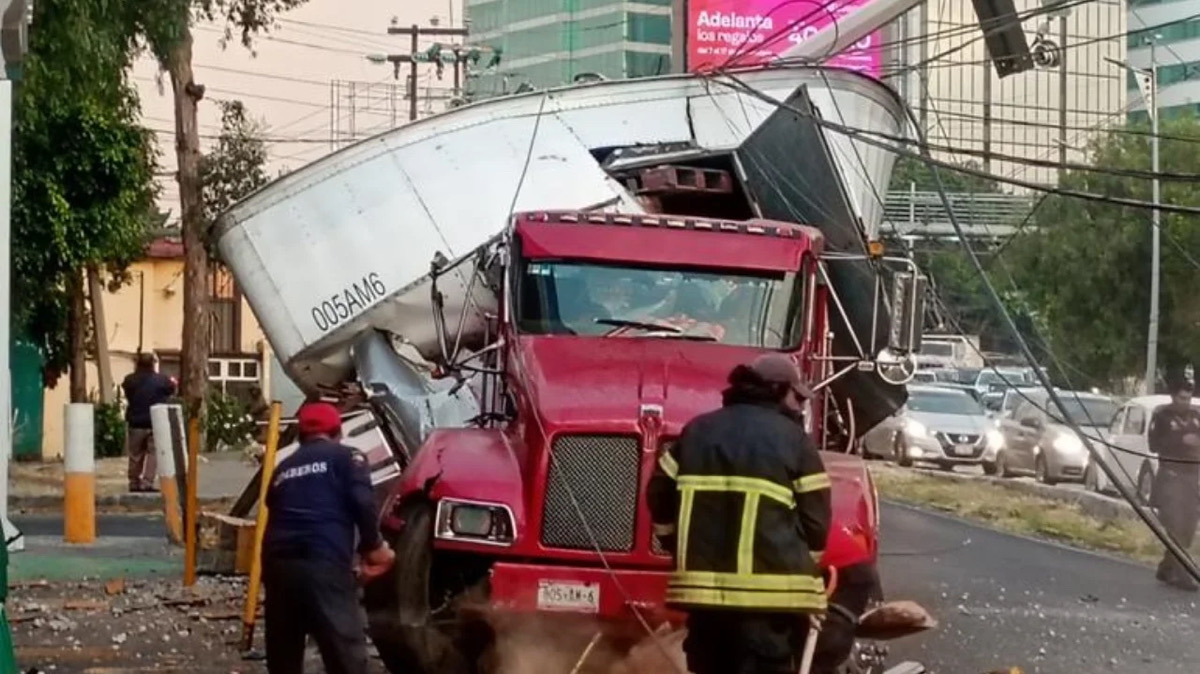 Tráiler impactado contra poste de luz en Naucalpan, Edomex
