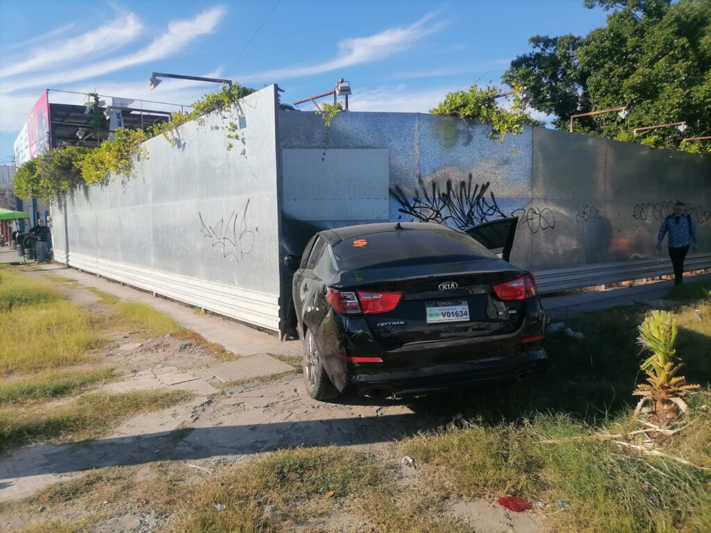 KIA accidentada en el centro de Los Mochis