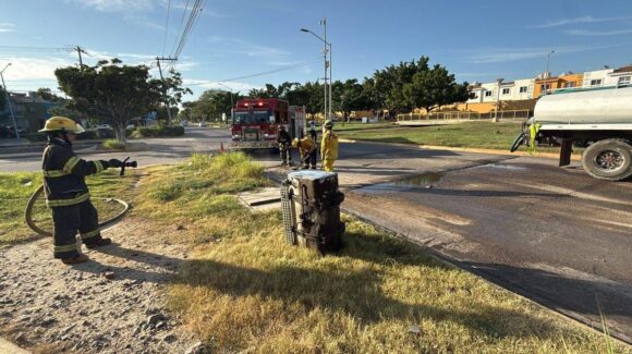 Se accidenta conductor de pipa de agua y provoca derrame de combustible en el Libramiento II de Mazatlán, Sinaloa