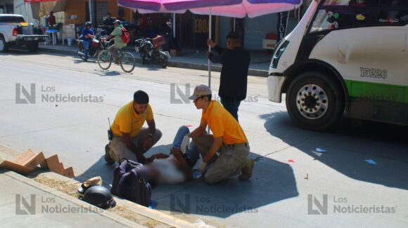 Dos motociclistas lesionados tras chocar contra camión urbano sobre avenida Libramiento 2 en Mazatlán, Sinaloa