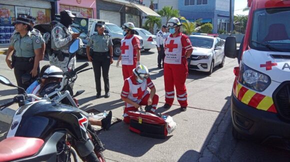 Joven motociclista derrapa en su unidad cuando circulaba sobre la avenida La Marina en Mazatlán, Sinaloa