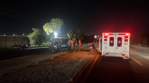 Dos motociclistas derrapan en El Walamo y La Urraca, en Mazatlán, Sinaloa, la madrugada de este lunes 24 de noviembre