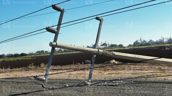Chofer de tráiler derriba tres postes de la CFE, provoca cierre de carretera y deja sin luz a vecinos de La Arrocera, Ahome, Sinaloa
