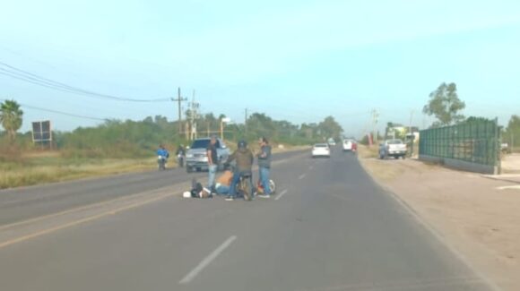 Dos personas ingresan de urgencia a un hospital tras sufrir accidente en su motocicleta en la Mochis-Ahome