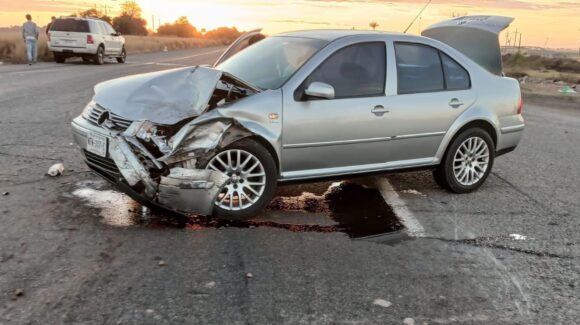 Choque entre sedán y camioneta en la México 15, en Guasave, Sinaloa, dejó daños materiales