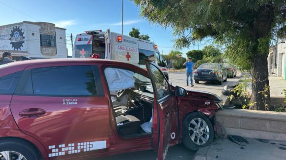 Taxista provoca accidente, uno de los vehículos termina dentro de una vivienda del fraccionamiento Álamo Country de Los Mochis, Sinaloa.