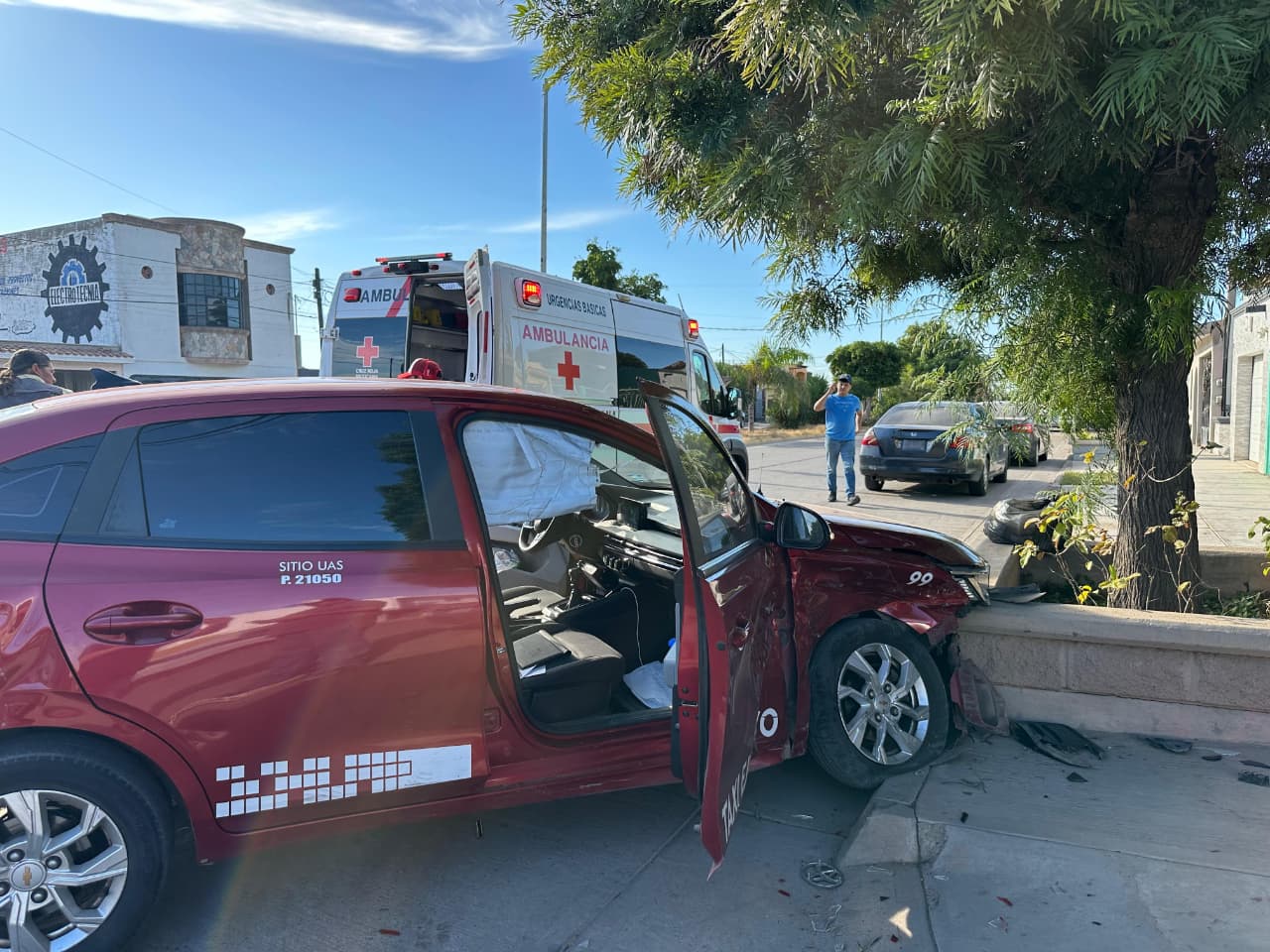 Taxista provoca accidente, uno de los vehículos termina dentro de una vivienda del fraccionamiento Álamo Country de Los Mochis