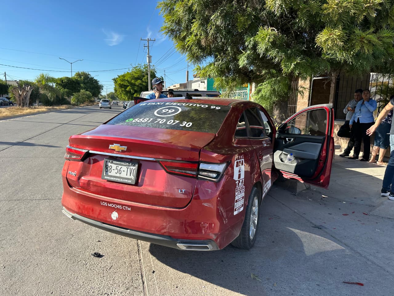 Taxista provoca accidente, uno de los vehículos termina dentro de una vivienda del fraccionamiento Álamo Country de Los Mochis
