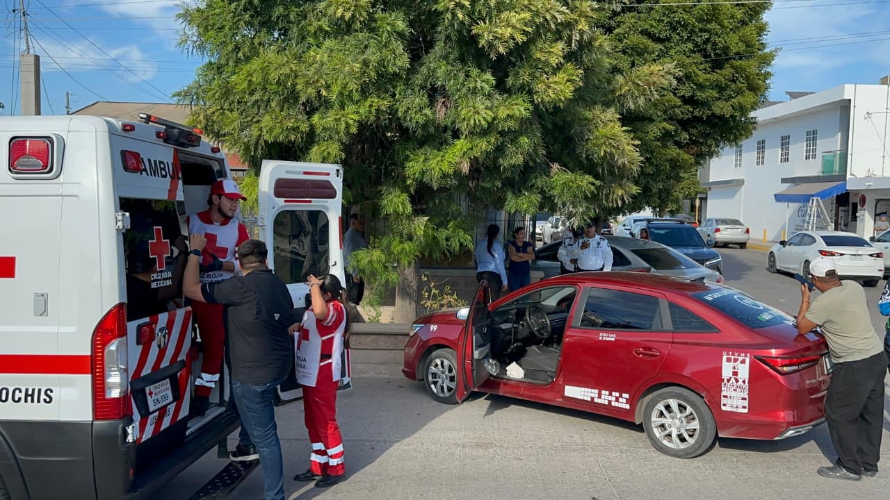 Taxista provoca accidente, uno de los vehículos termina dentro de una vivienda del fraccionamiento Álamo Country de Los Mochis