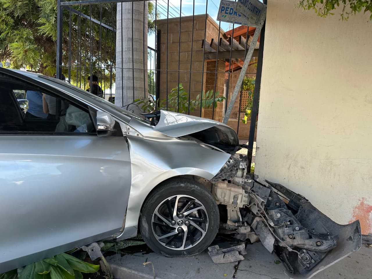 Taxista provoca accidente, uno de los vehículos termina dentro de una vivienda del fraccionamiento Álamo Country de Los Mochis
