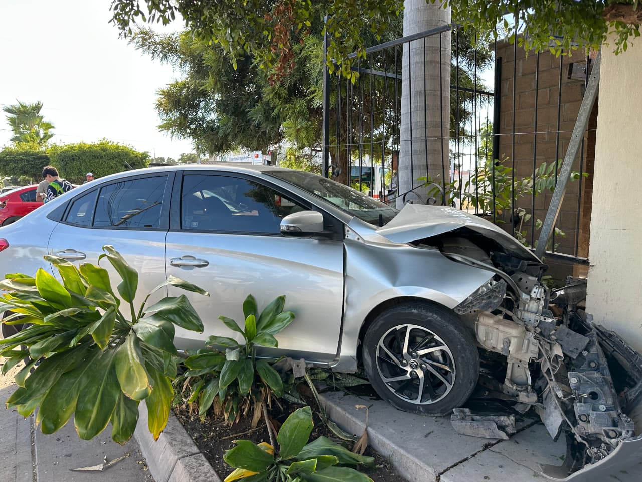 Taxista provoca accidente, uno de los vehículos termina dentro de una vivienda del fraccionamiento Álamo Country de Los Mochis