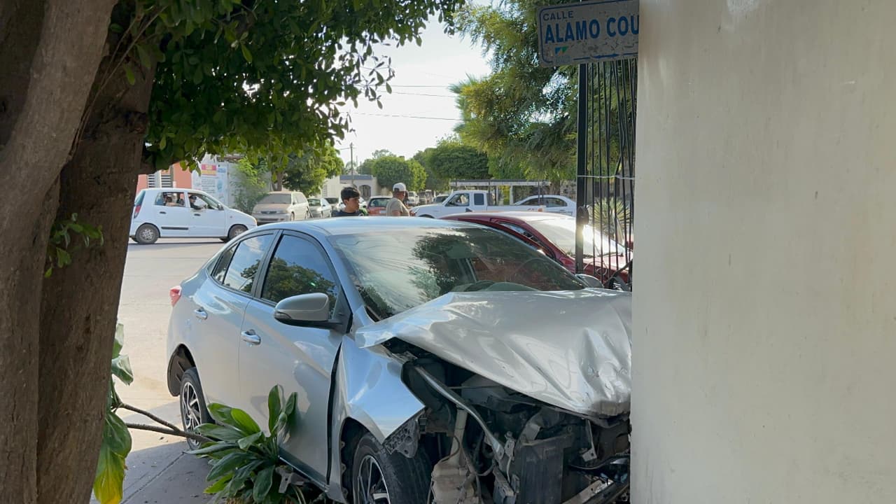 Taxista provoca accidente, uno de los vehículos termina dentro de una vivienda del fraccionamiento Álamo Country de Los Mochis