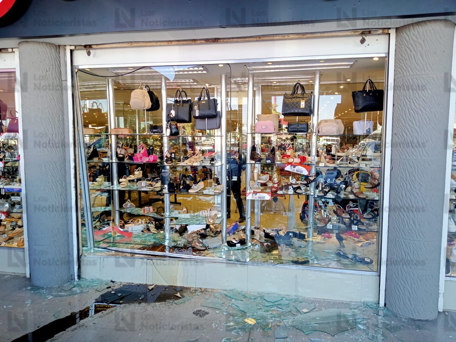 Adulto se equivoca de pedal y se mete a una tienda en Los Mochis