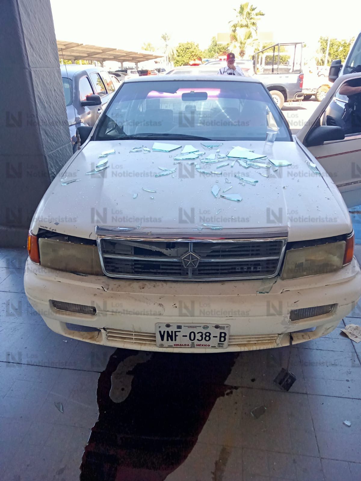 Adulto se equivoca de pedal y se mete a una tienda en Los Mochis