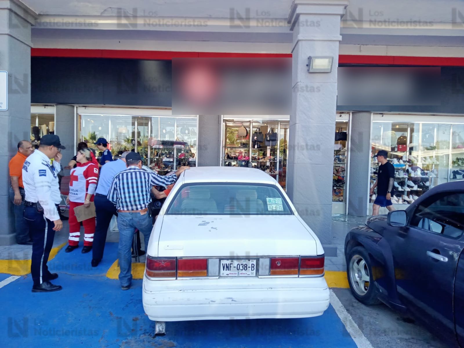 Adulto se equivoca de pedal y se mete a una tienda en Los Mochis