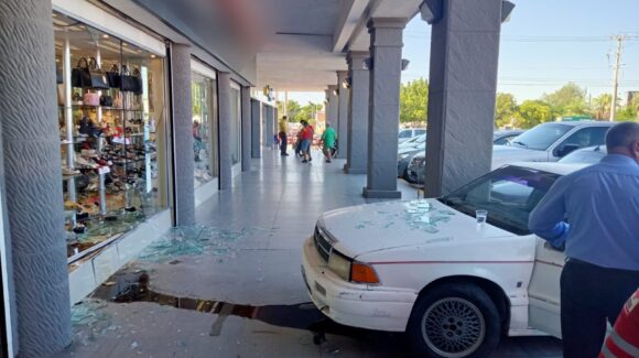 ¡Se mete con todo y carro! Adulto mayor se equivoca de pedal y termina dentro de una zapatería de una plaza de Los Mochis, Sinaloa