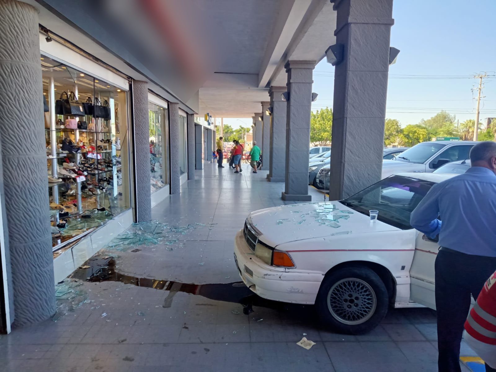 Adulto se equivoca de pedal y se mete a una tienda en Los Mochis