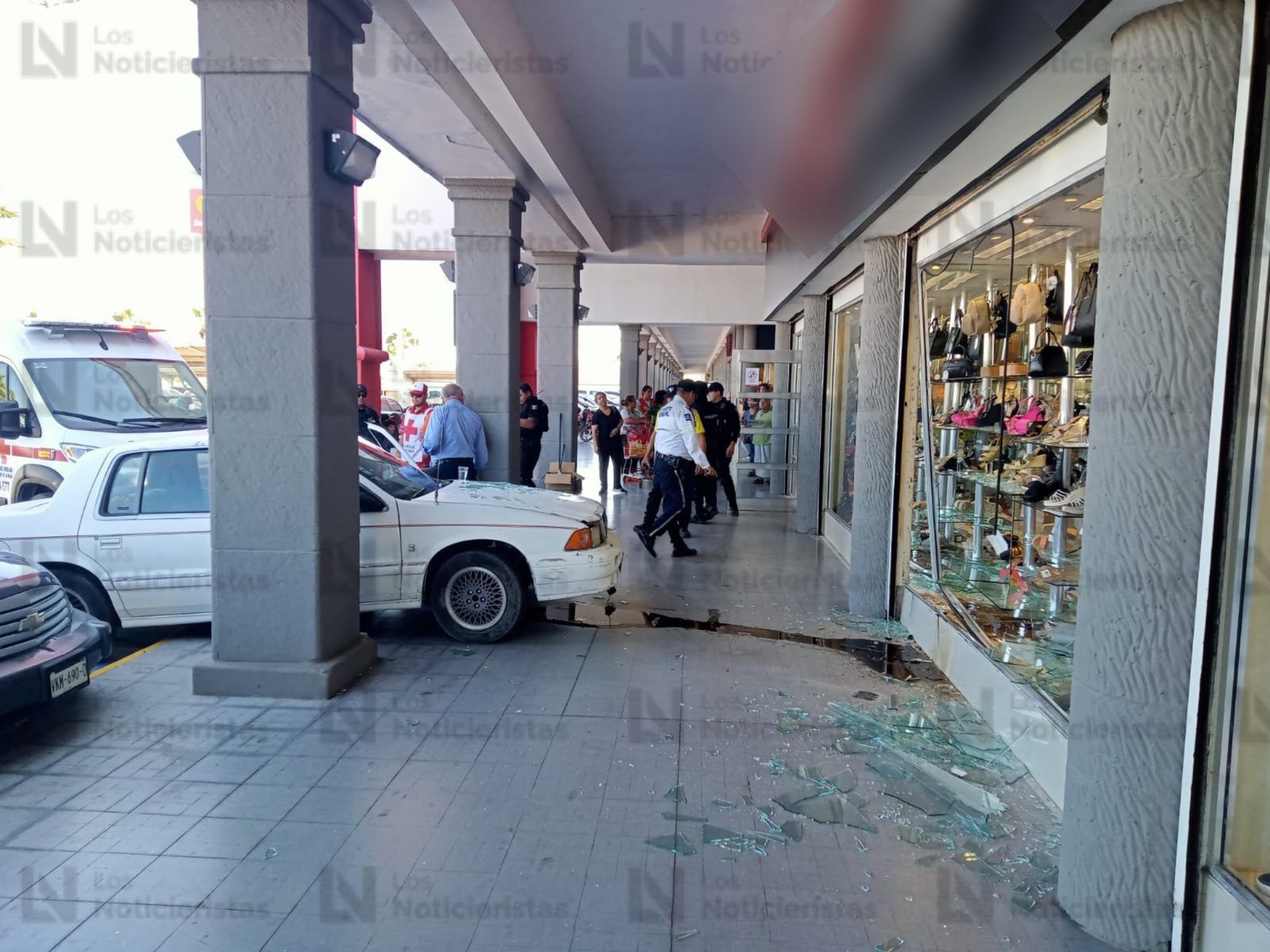 Adulto se equivoca de pedal y se mete a una tienda en Los Mochis