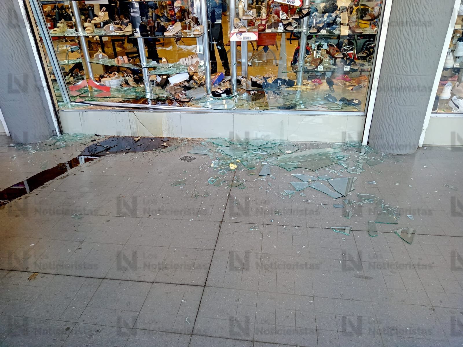 Adulto se equivoca de pedal y se mete a una tienda en Los Mochis