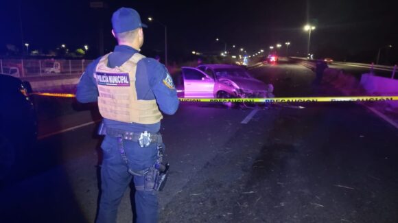 Una persona sin vida y dos lesionados es el saldo que dejó un fuerte accidente sobre la México 15 en Guasave, Sinaloa